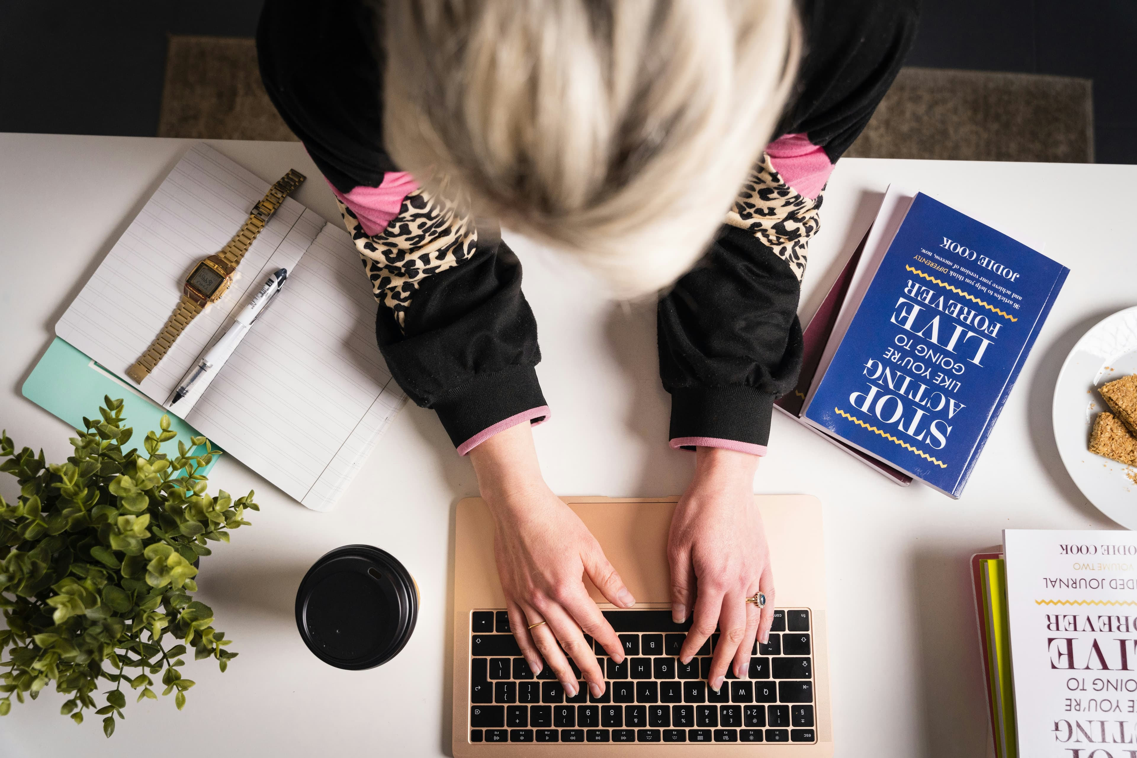 Entrepreneur sur ordinateur portable (illustration)